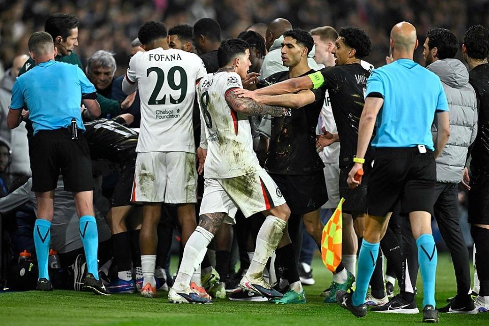 心态崩了！葡萄牙6千万巨星欧冠推倒球童 险引冲突：我已送他球衣